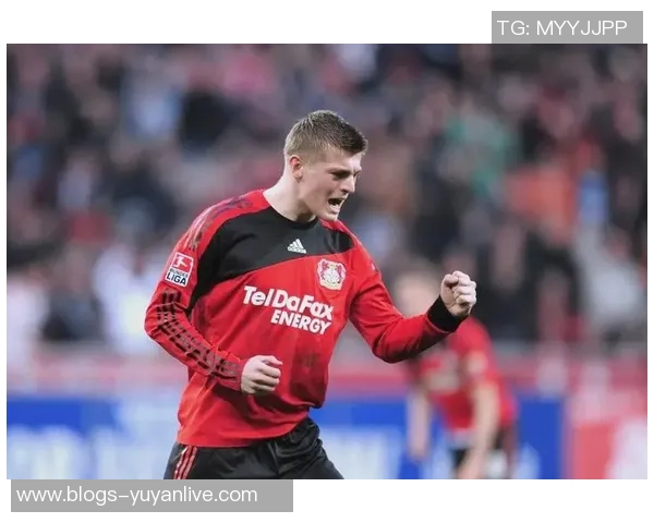 克罗斯：从天才少年到世界足球巨星的辉煌历程与传奇故事